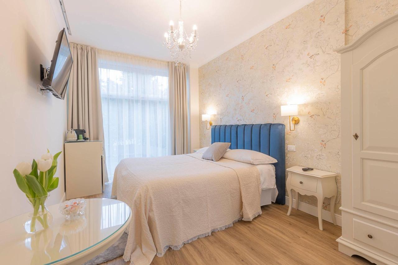 Crys: Rooms, Holiday, Business Pensión *