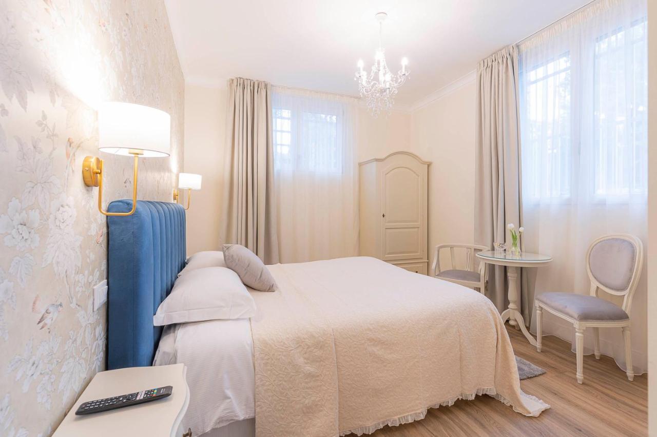 Crys: Rooms, Holiday, Business Pensión *